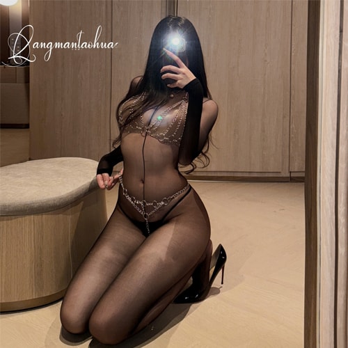 bodysuit xuyen thau mau den phoi day xich kim loai