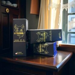 xit lau ra strong men